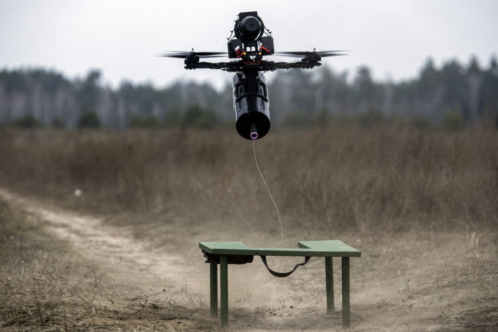 Un dron controlado por fibra óptica está diseñado para las Fuerzas Armadas de Ucrania en la región de Kiev, Ucrania, el 29 de enero de 2025. (Foto de Maxym Marusenko/NurPhoto vía Getty Images)