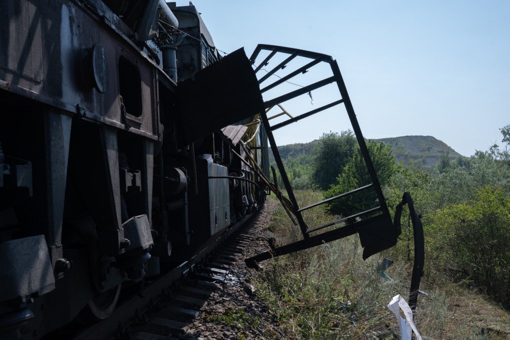 El tren alcanzado por un ataque de un dron ruso, que mató a su conductor y a su ayudante, se ve con el terykon (vertedero) de la mina de Bilozerska al fondo, región de Donetsk, Ucrania, el 13 de julio de 2025. Fotografía: Kseniia Tomchyk El tren alcanzado por un ataque de un dron ruso, que mató a su conductor y a su ayudante, se ve con el terykon (vertedero) de la mina de Bilozerska al fondo, región de Donetsk, Ucrania, el 13 de julio de 2025. Fotografía: Kseniia Tomchyk