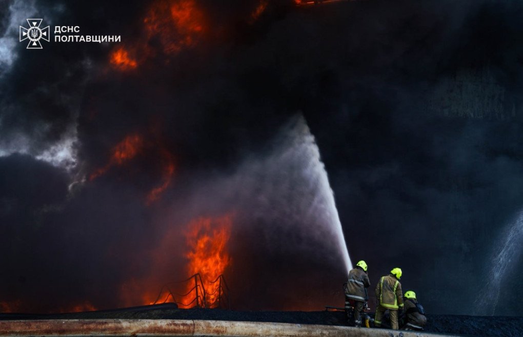 Bomberos trabajan frente a un incendio de gran escala en Poltava tras la oleada rusa de misiles y drones que dejó daños en varias regiones de Ucrania. (Foto: Servicios de Emergencia de Poltava) Bomberos combaten un gran incendio en Poltava tras el ataque ruso con misiles y drones contra Ucrania.