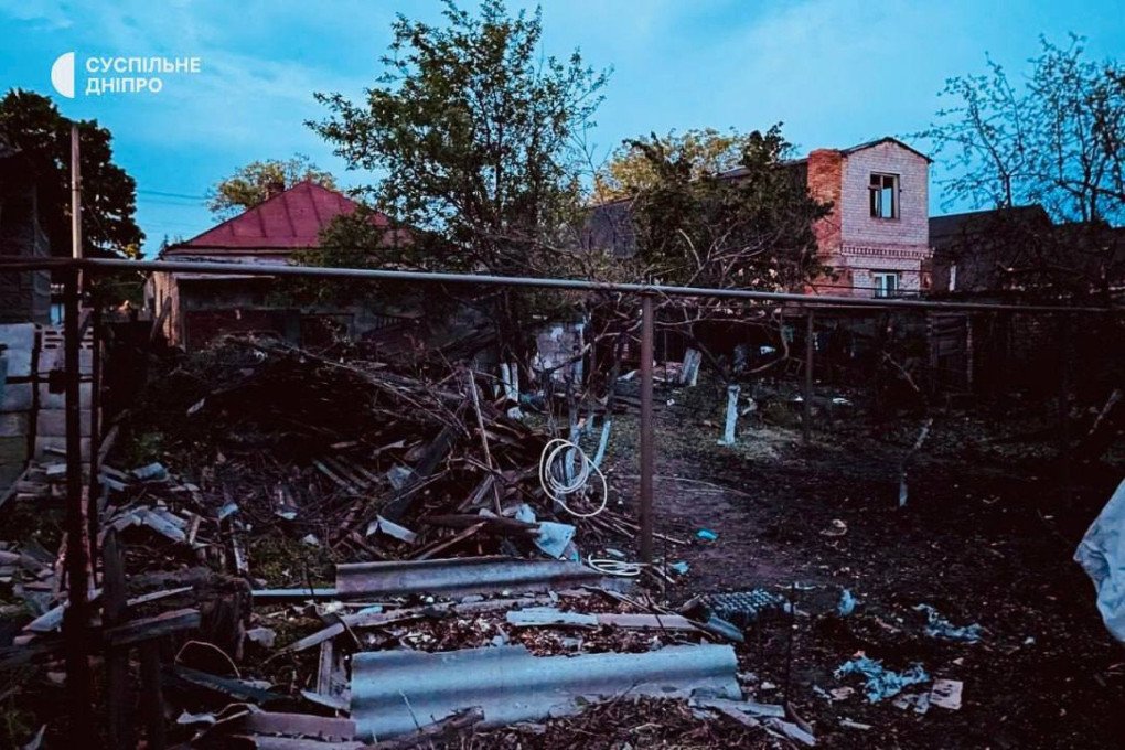 Edificio residencial severamente dañado tras el impacto de un dron kamikaze ruso en Kryvyi Rih, mostrando destrucción en la fachada y labores de emergencia.