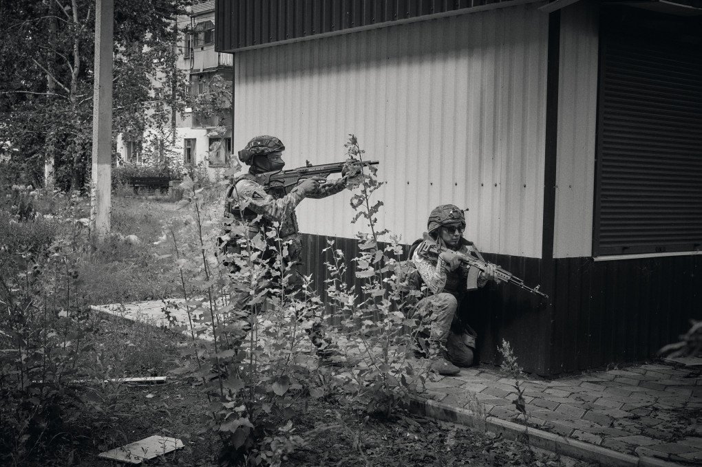 “Ibox” and “Oleg” defend against Russian drones. Rubizh Brigade, eastern Ukraine. (Photo: Joshua Olley / UNITED24 Media) “Ibox” and “Oleg” defend against Russian drones. Rubizh Brigade, eastern Ukraine. (Photo: Joshua Olley / UNITED24 Media)
