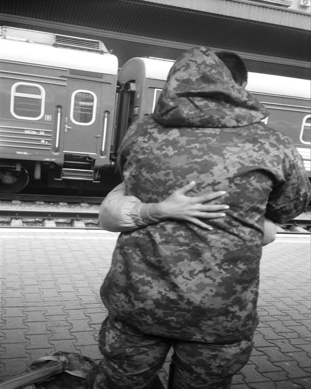 A couple embrace after a soldier disembarks from the “love train”, the Kramatorsk to Kyiv route. This route has now been cancelled due to proximity of the frontline to the station. Photo: Cocobongo (Conall Kearney)/UNITED24 Media. A couple embrace after a soldier disembarks from the “love train”, the Kramatorsk to Kyiv route. This route has now been cancelled due to proximity of the frontline to the station. Photo: Cocobongo (Conall Kearney)/UNITED24 Media.