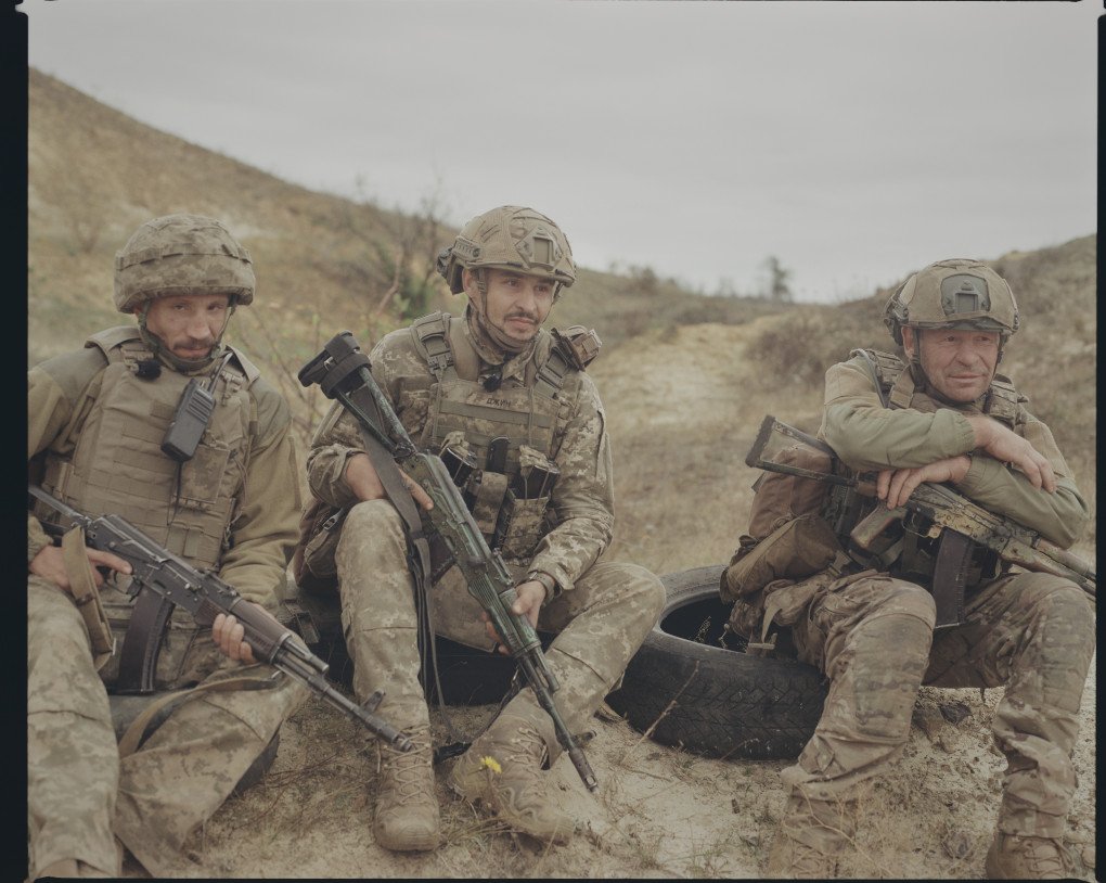 93d Brigades’ soldiers wait for their turn to train. Photo by Joshua Olley/UNITED24 Media