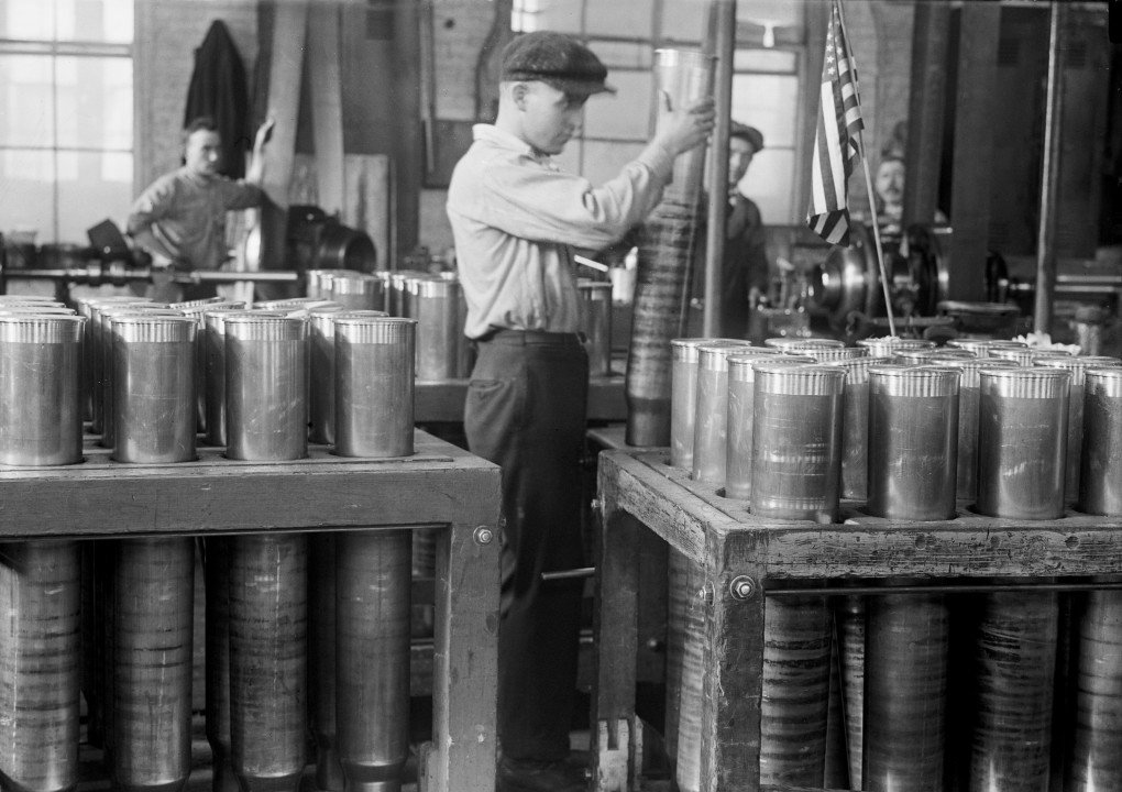 Trabajador manipulando y empaquetando cartucheras, Navy Yard, Washington, DC, EE.UU., hacia 1917. (Fuente: Getty Images) Trabajador manipulando y empaquetando cartucheras, Navy Yard, Washington, DC, EE.UU., hacia 1917. (Fuente: Getty Images)