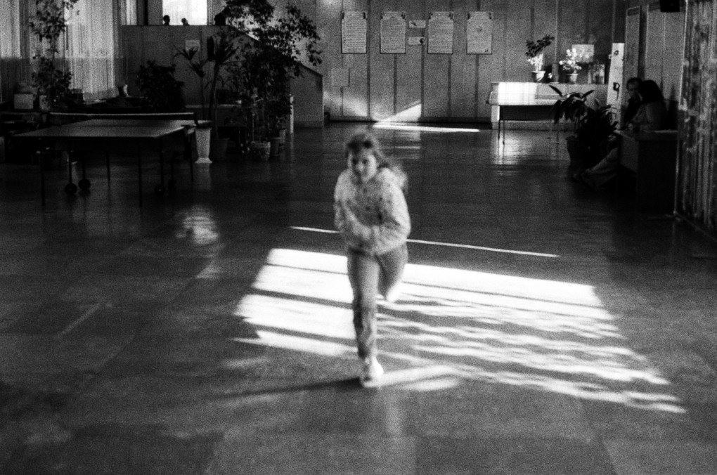 A girl runs down the school hallway. (Photo: Max Lysenko/UNITED24 Media) A girl runs down the school hallway. (Photo: Max Lysenko/UNITED24 Media)