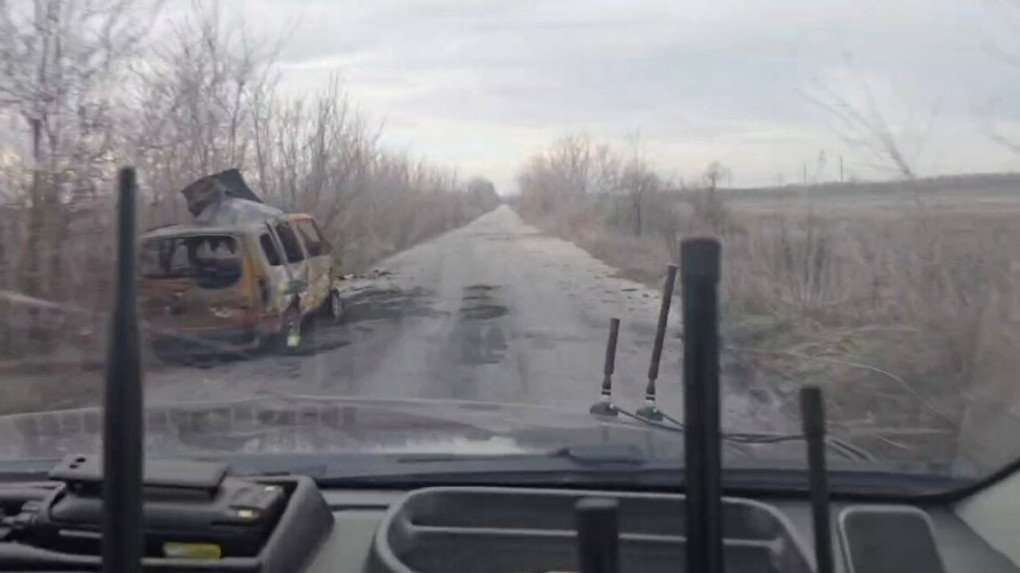 The ’road of death’, as it’s called by local residents, leading out of Oleshky. (Photo: Telegram channels) The ’road of death’, as it’s called by local residents, leading out of Oleshky. (Photo: Telegram channels)