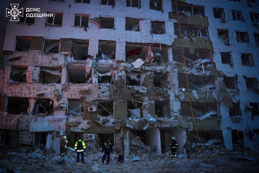 Complejo residencial gravemente dañado en Odesa con ventanas destruidas y equipos de emergencia evaluando el impacto del ataque ruso.