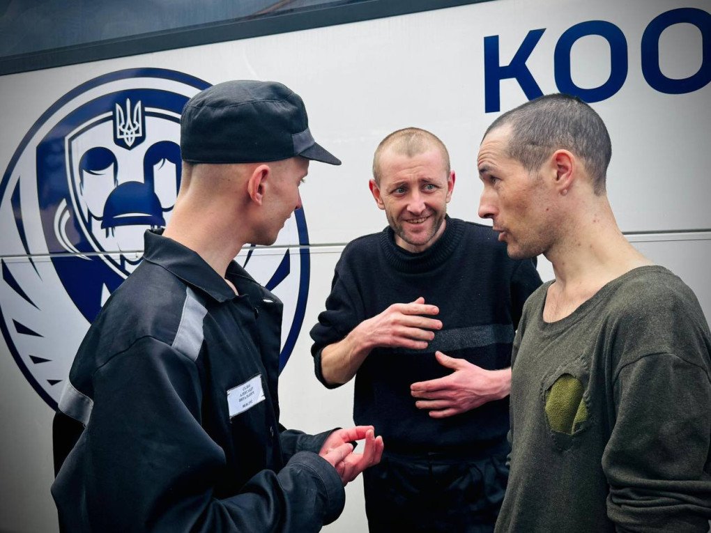 Freed Ukrainian prisoners of war speak together after returning home. (Source: Volodymyr Zelenskyy / Telegram)