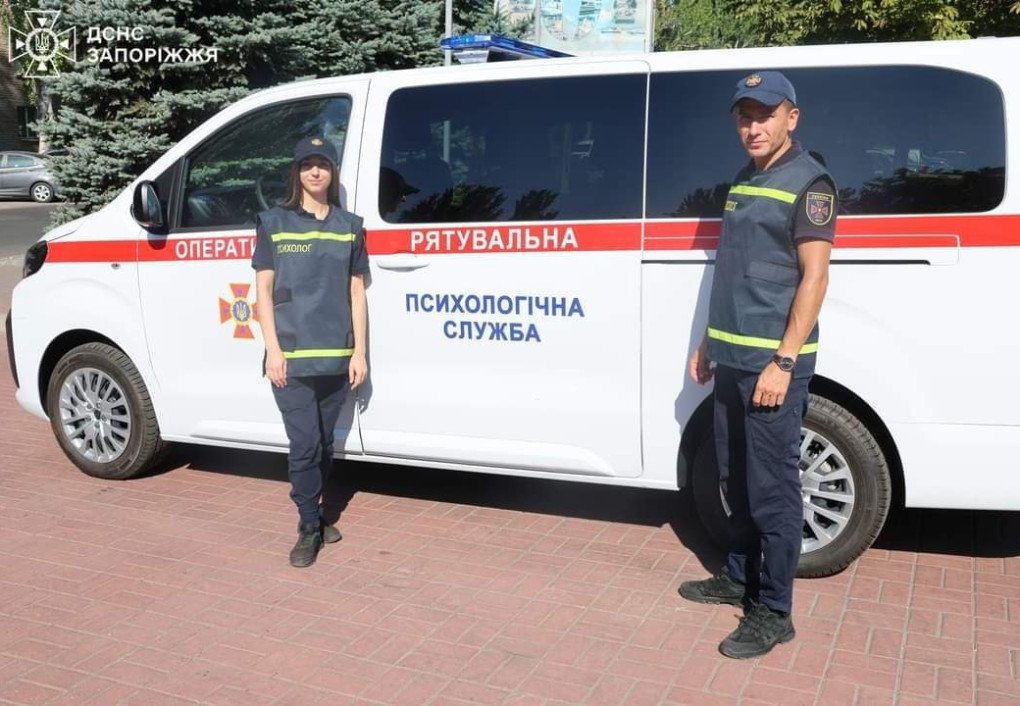 Peugeot Traveller and two SESU first psychological aid providers. Illia Borodovko, Head of the Psychological Support Department at SESU, on the right. Photo: The State Emergency Service of Ukraine (SESU)