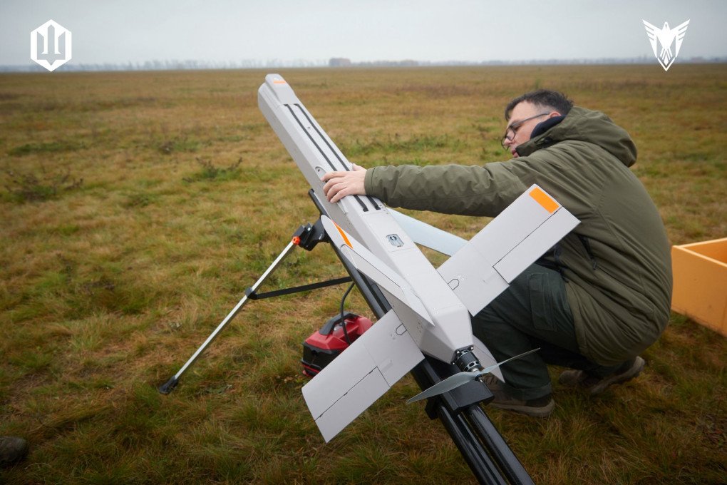 Un soldado ucraniano prepara el dron de ataque de largo alcance "Shugai" para su lanzamiento como parte de una prueba operativa. (Fuente: 9.ª Brigada de Sistemas No Tripulados Independientes)