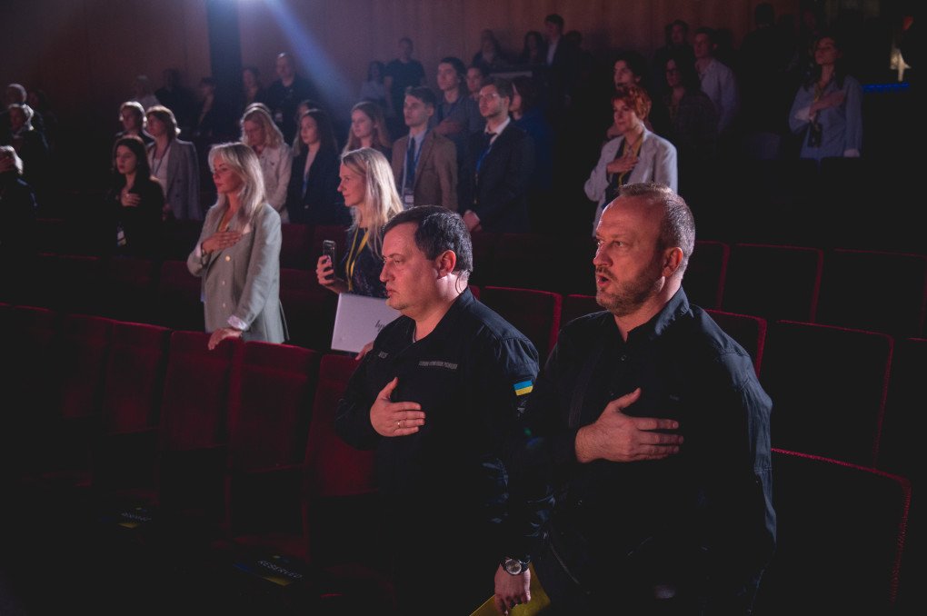 The attendees of the Brand Ukraine International Conference stand during the minute of silence, September 18, 2025. Source: Brand Ukraine. 