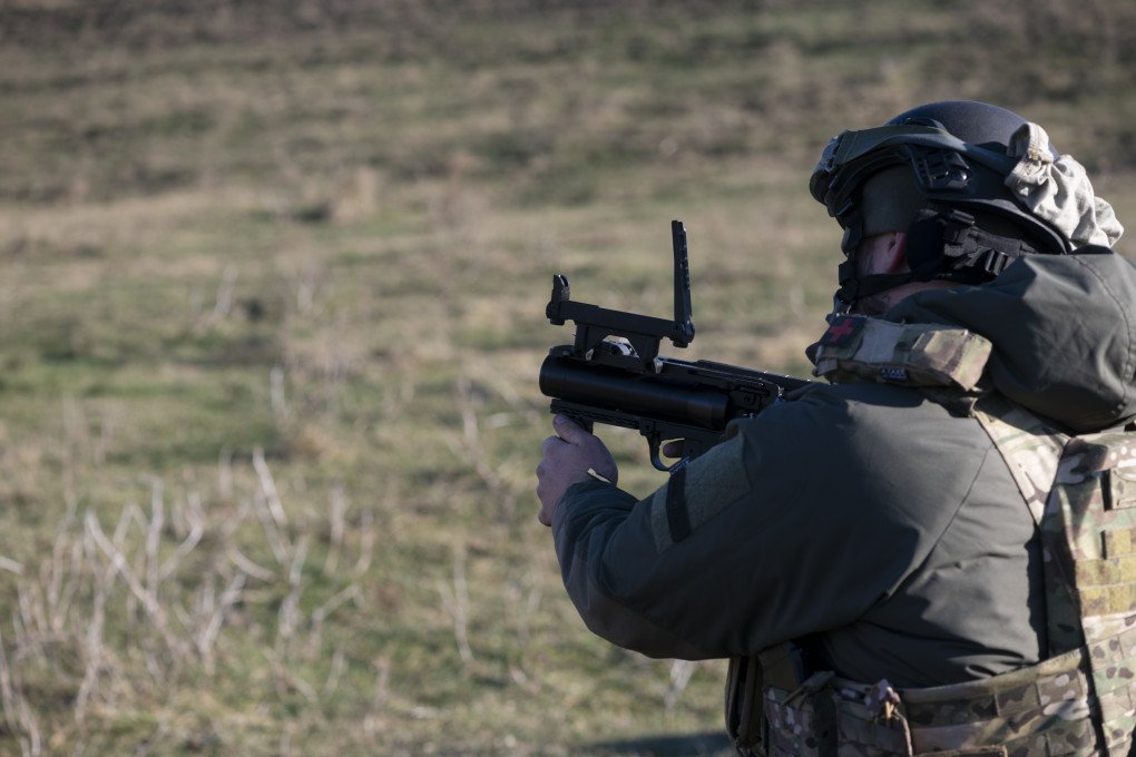 ÓBLAST DE DNIPROPETROVSK, UCRANIA – 6 DE DICIEMBRE: Soldado ucraniano con un lanzagranadas M320 durante un entrenamiento de tiro en el vertedero el 6 de diciembre de 2022, en la región de Dnipropetrovsk, Ucrania. (Fuente: Getty Images)