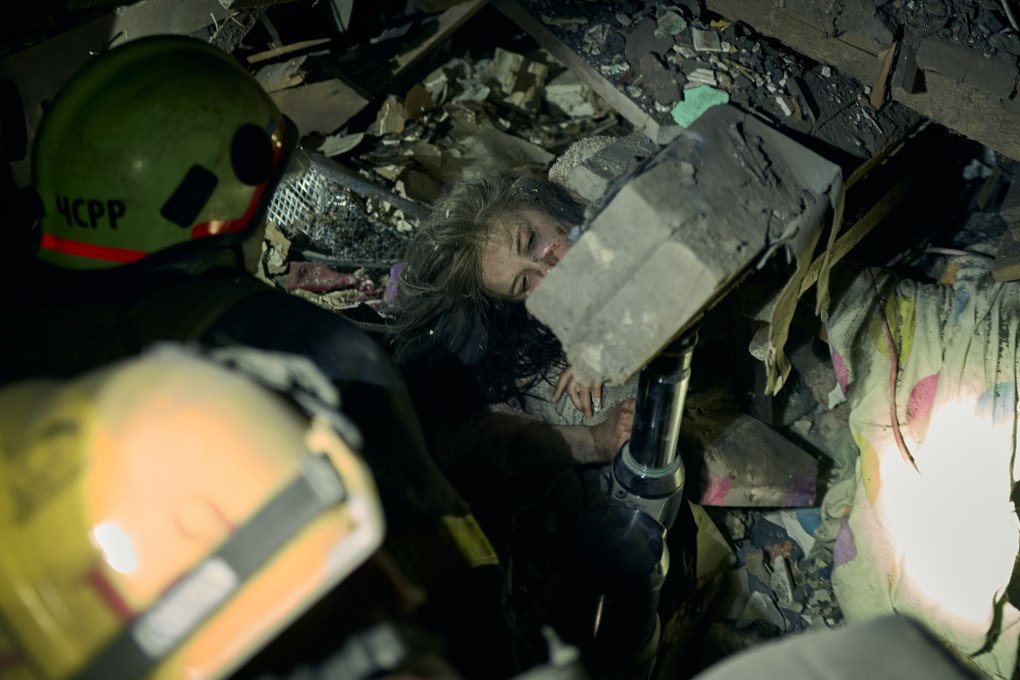 Ukrainian rescuers and civilians worked to pull victims from the rubble of a Russian missile strike on a residential building resulting in two deaths and 54 injured on April 24, 2025 in Kyiv, Ukraine. Among the injured were six children and one pregnant woman (Photo by Kostiantyn Liberov/Libkos/Getty Images) Ukrainian rescuers and civilians worked to pull victims from the rubble of a Russian missile strike on a residential building resulting in two deaths and 54 injured on April 24, 2025 in Kyiv, Ukraine. Among the injured were six children and one pregnant woman (Photo by Kostiantyn Liberov/Libkos/Getty Images)