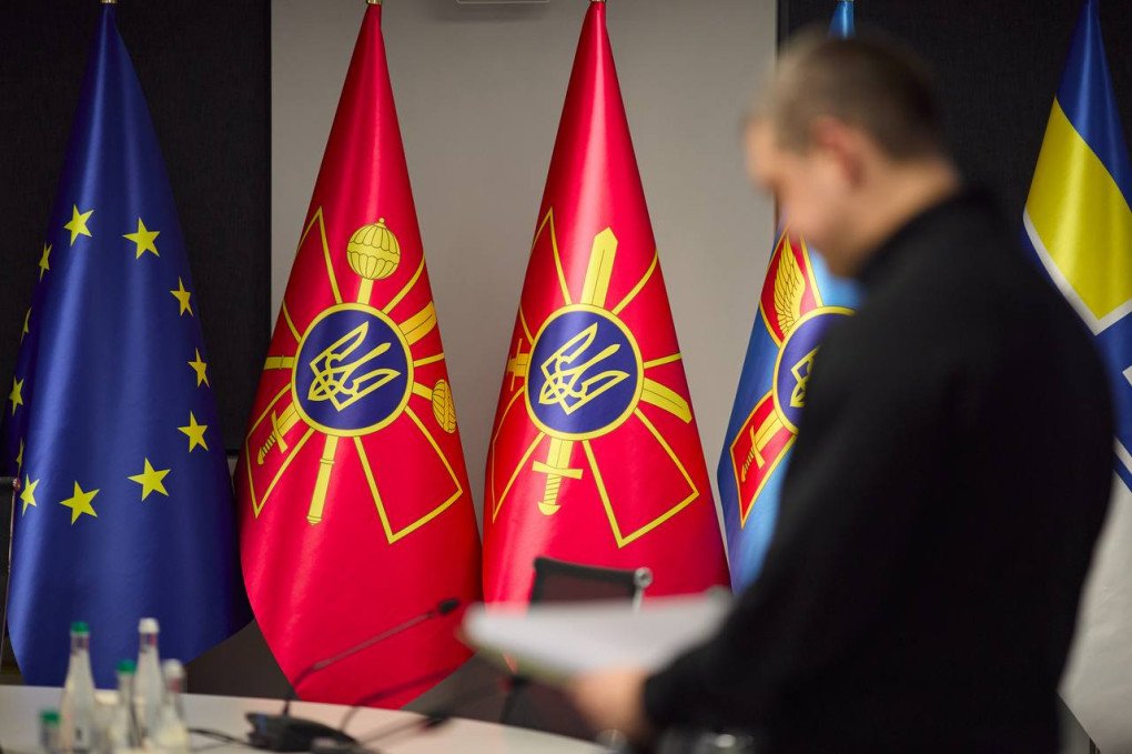 Mykhailo Fedorov in front of the flags of Ukraine’s Ministry of Defense and the European Union