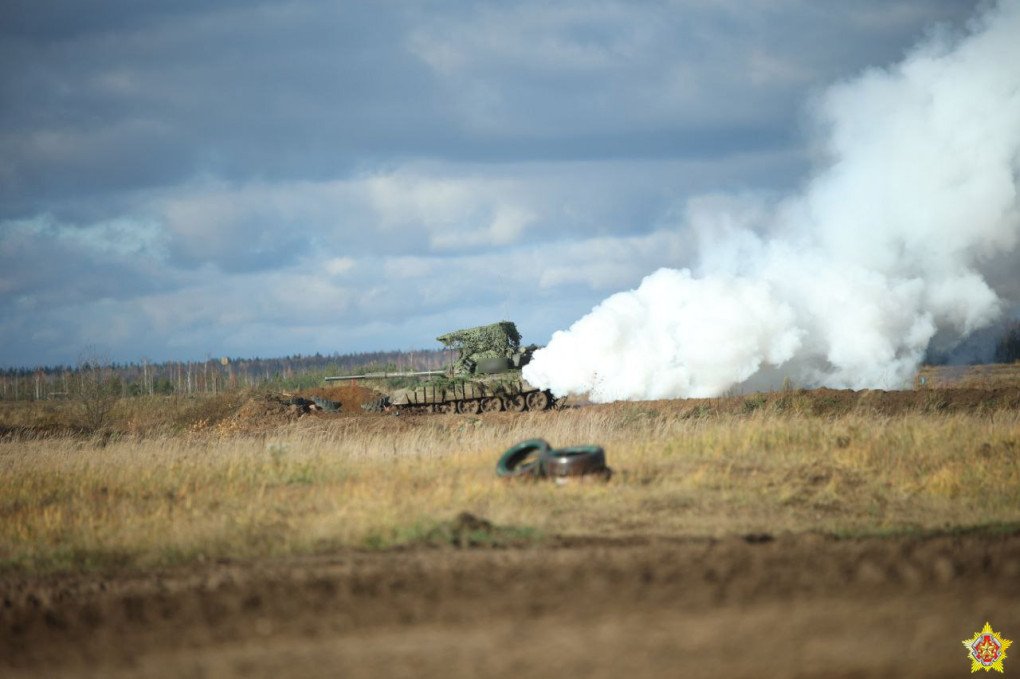 Belarusian T-72 with an anti-drone cage “mangal” over the roof of the turret during drills. (Source: Belarusian Defense Ministry)