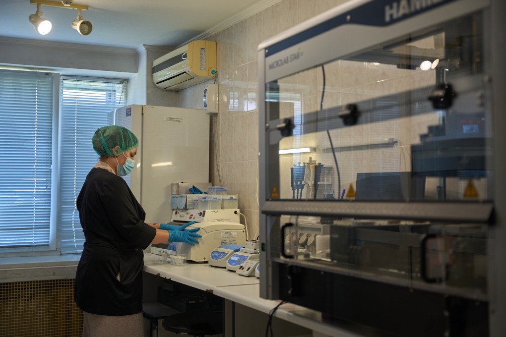 Special equipment makes it possible to analyze 100–200 samples within a 24-hour period. Photo: Mykyta Shandyba/ UNITED24 Media
