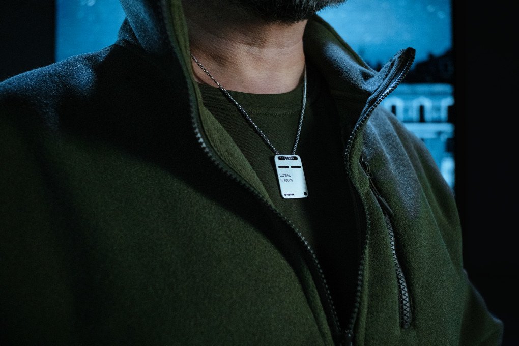 The tag, engraved with the word "LOYAL" and the number "100%", represents the values of loyalty and commitment. (Source: RBTNK) The tag, engraved with the word "LOYAL" and the number "100%", represents the values of loyalty and commitment. (Source: RBTNK)