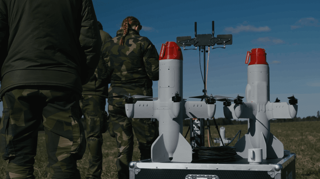 Guerra asimétrica en el espacio aéreo: Un dron interceptor ucraniano diseñado para neutralizar UAVs kamikaze y drones de reconocimiento enemigos. Esta tecnología de bajo costo se consolida como el nuevo escudo defensivo de las fuerzas aliadas frente a la evolución del combate moderno. Foto: Dirección Principal de Comunicaciones del Estado Mayor de las Fuerzas Armadas de Ucrania / UNITED24 Media. Guerra asimétrica en el espacio aéreo: Un dron interceptor ucraniano diseñado para neutralizar UAVs kamikaze y drones de reconocimiento enemigos. Esta tecnología de bajo costo se consolida como el nuevo escudo defensivo de las fuerzas aliadas frente a la evolución del combate moderno. Foto: Dirección Principal de Comunicaciones del Estado Mayor de las Fuerzas Armadas de Ucrania / UNITED24 Media.