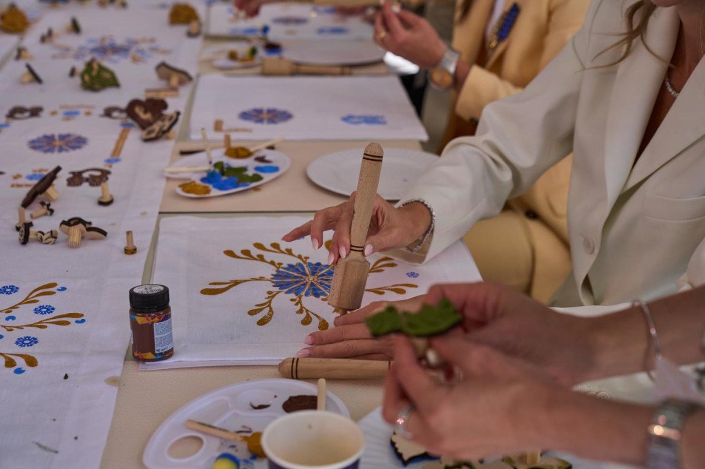 Participants take part in an applied art activity at the Garden of Sophiynist during the Sixth Summit of First Ladies and Gentlemen in Kyiv on August 24, 2026. (Source: Mykyta Shandyba/UNITED24 Media) Participants take part in an applied art activity at the Garden of Sophiynist during the Sixth Summit of First Ladies and Gentlemen in Kyiv on August 24, 2026. (Source: Mykyta Shandyba/UNITED24 Media)