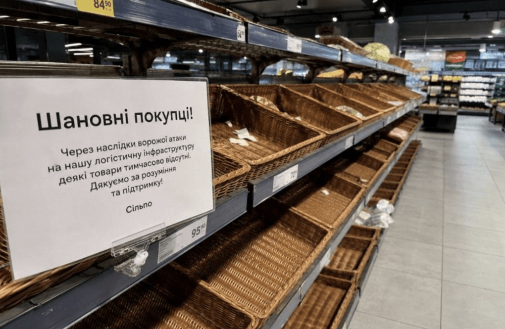 Empty shelves at a supermarket in Ukraine, where a notice attributes temporary product shortages to a Russian attack on the chain’s logistics infrastructure. 