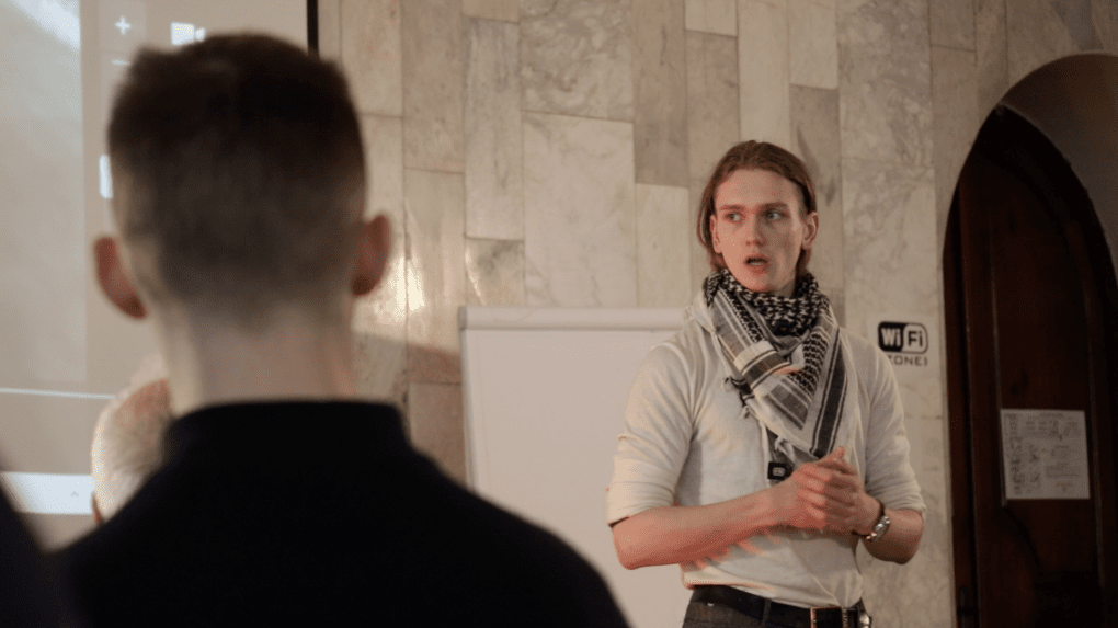 Vadym Adamov, cineasta convertido en soldado, de 21 años, durante una conferencia del Flight Club, en Kyiv, Ucrania (Foto: Louis Beaudemont/UNITED24 Media) Vadym Adamov, cineasta convertido en soldado, de 21 años, durante una conferencia del Flight Club, en Kyiv, Ucrania (Foto: Louis Beaudemont/UNITED24 Media)