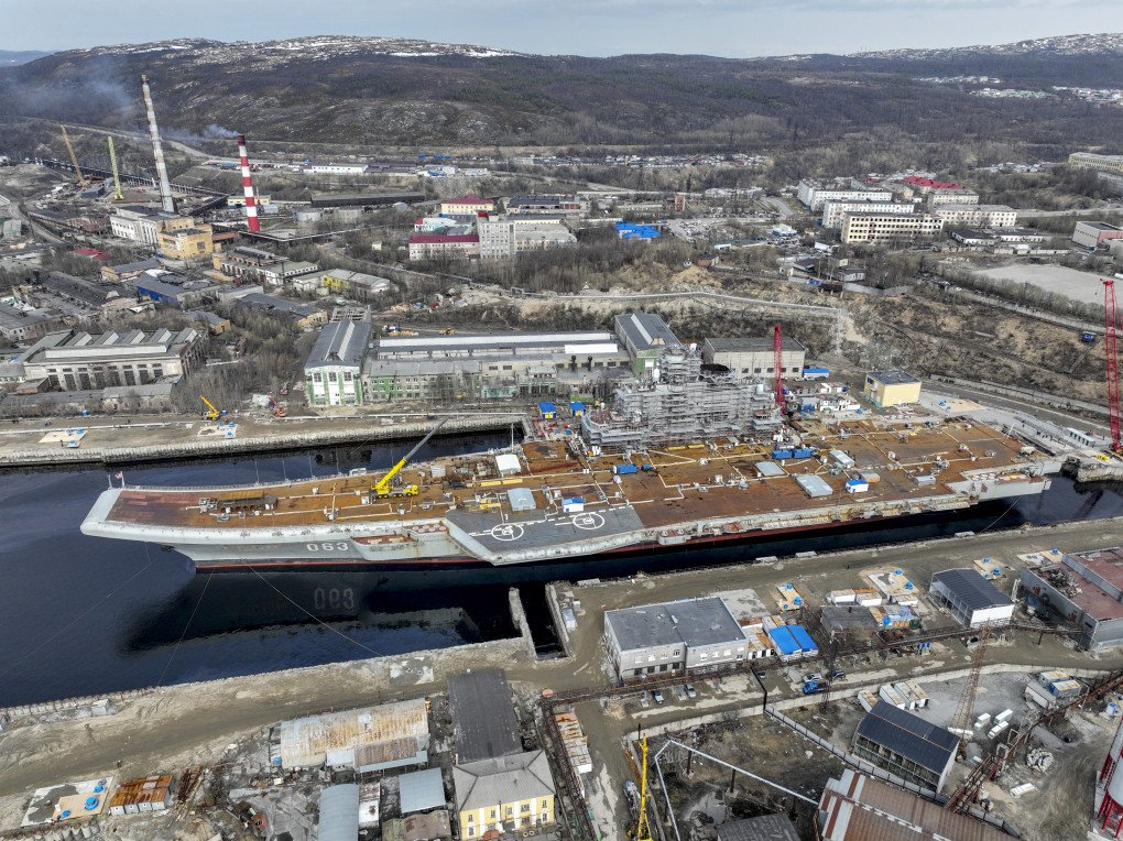 El portaaviones solitario ruso Almirante Kuznetsov es remolcado al astillero del 35º escuadrón para trabajos de mantenimiento y reparación en Múrmansk, Rusia, el 20 de mayo de 2022. (Fuente: Getty Images) El portaaviones solitario ruso Almirante Kuznetsov es remolcado al astillero del 35º escuadrón para trabajos de mantenimiento y reparación en Múrmansk, Rusia, el 20 de mayo de 2022. (Fuente: Getty Images)