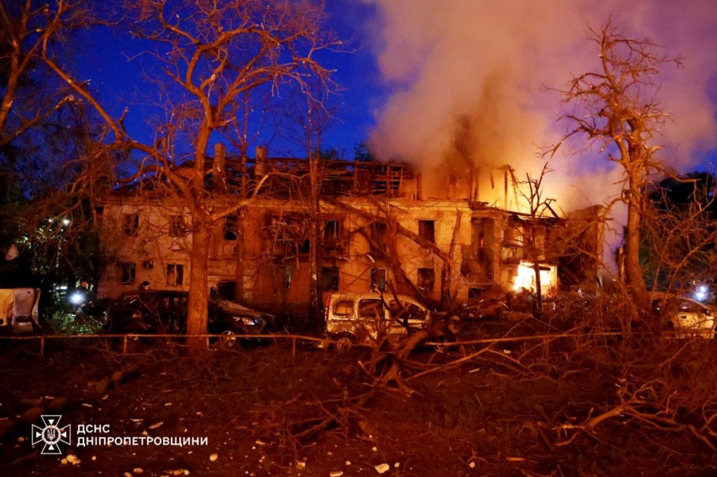 Un edificio residencial arde en Dnipro tras el ataque masivo ruso contra Ucrania del 2 de junio de 2026. En la ciudad murieron nueve personas, entre ellas un niño. (Fuente: DSNS Dnipropetrovsk) Edificio residencial en llamas en Dnipro tras el ataque ruso del 2 de junio de 2026.