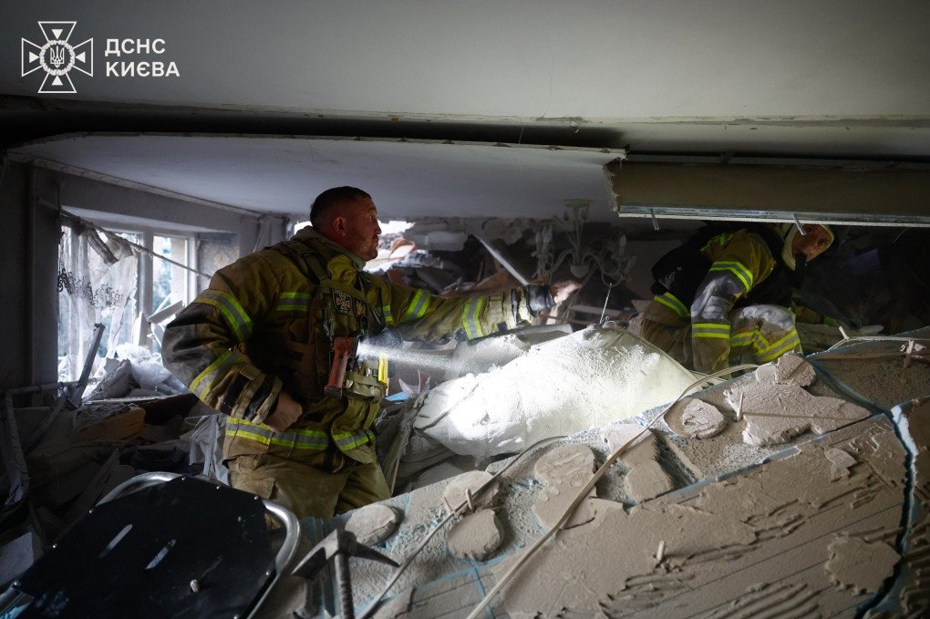 Un bombero busca entre los densos escombros estructurales en el interior de un edificio de viviendas dañado para localizar a los residentes atrapados. (Foto: Servicio Estatal de Emergencias de Ucrania) Un bombero busca entre los densos escombros estructurales en el interior de un edificio de viviendas dañado para localizar a los residentes atrapados. (Foto: Servicio Estatal de Emergencias de Ucrania)