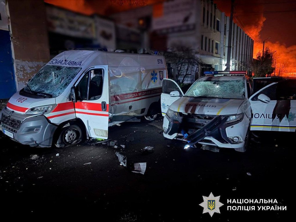 Ambulancia y vehículo policial dañados en Kyiv tras un doble ataque ruso que alcanzó a equipos de emergencia mientras respondían al primer impacto.