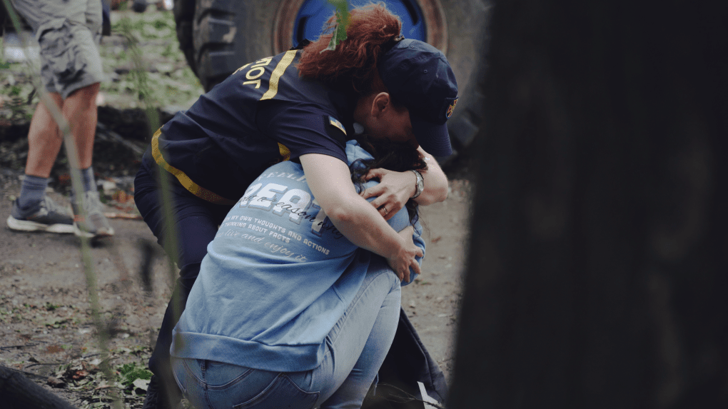 Una mujer se desploma angustiada en el lugar de un ataque ruso. (Fuente: UNITED24 Media) Una mujer se desploma angustiada en el lugar de un ataque ruso. (Fuente: UNITED24 Media)