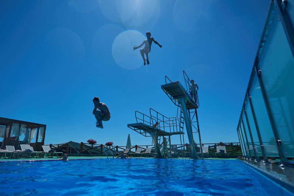 The children jump into the water, laugh, and spend the day together. At Gen.Camp, they can simply be themselves, no pressure, no questions, just rest. The children jump into the water, laugh, and spend the day together. At Gen.Camp, they can simply be themselves, no pressure, no questions, just rest.