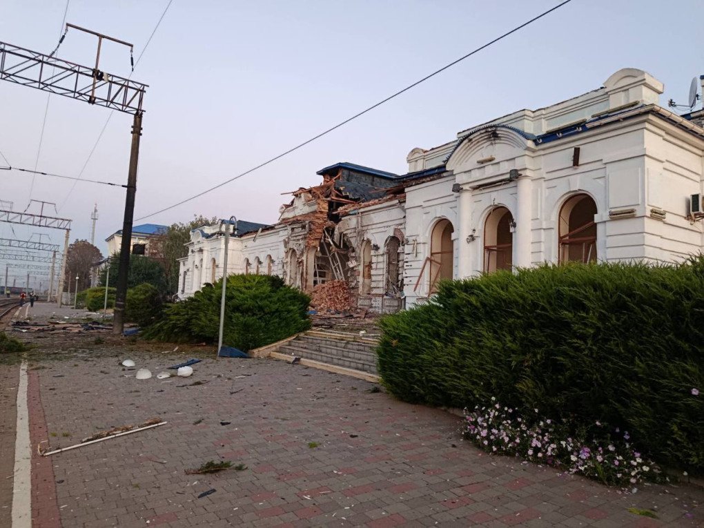 Damage to railway infrastructure following a Russian missile attack overnight on September 17, 2026. (Source: Ukrzaliznytsia)