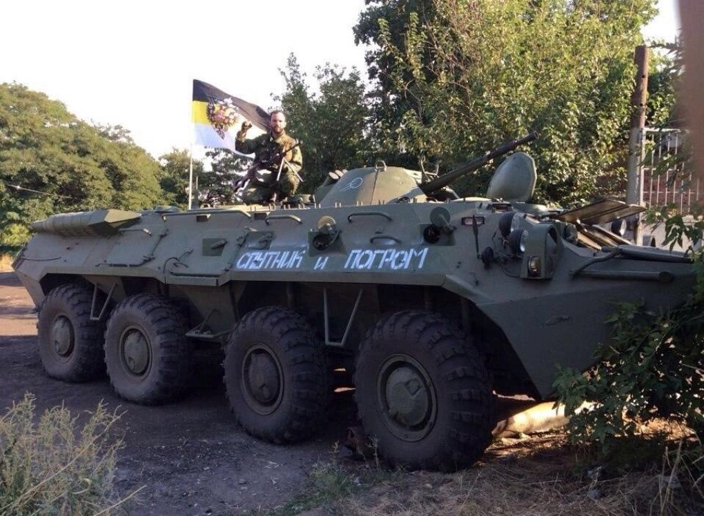 Sputnik i Pogrom (SiP) written on a Russian tank with Alexander Zhuchkovsky sat on it, in Ukraine’s city of Sloviansk in 2014. (Source: Tyl-22)
