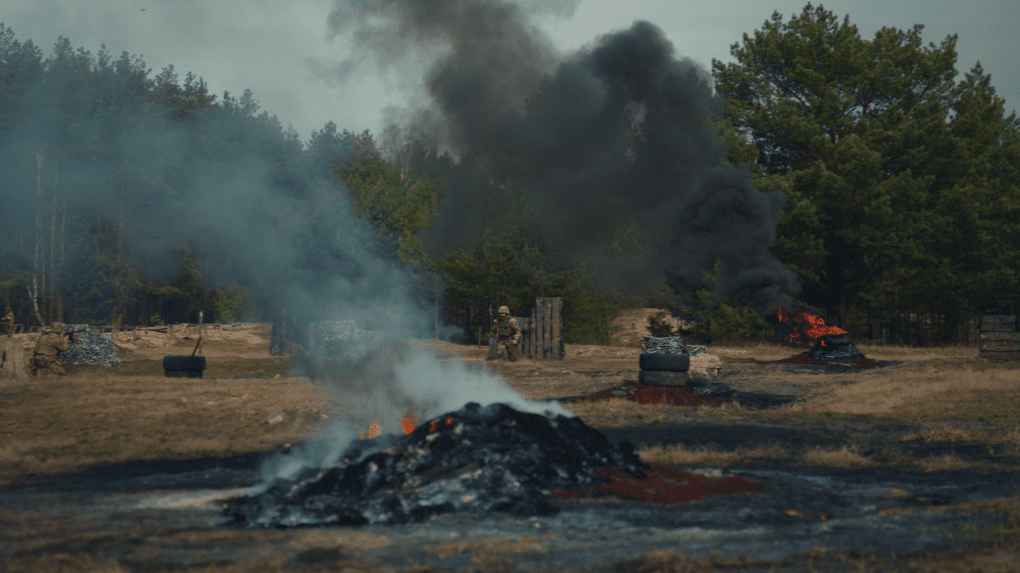 Montones de neumáticos quemados en un campo de entrenamiento donde los soldados practican ejercicios simulados de fuego real. (Foto: Mykola Hrinenko / UNITED24 Media) Montones de neumáticos quemados en un campo de entrenamiento donde los soldados practican ejercicios simulados de fuego real. (Foto: Mykola Hrinenko / UNITED24 Media)