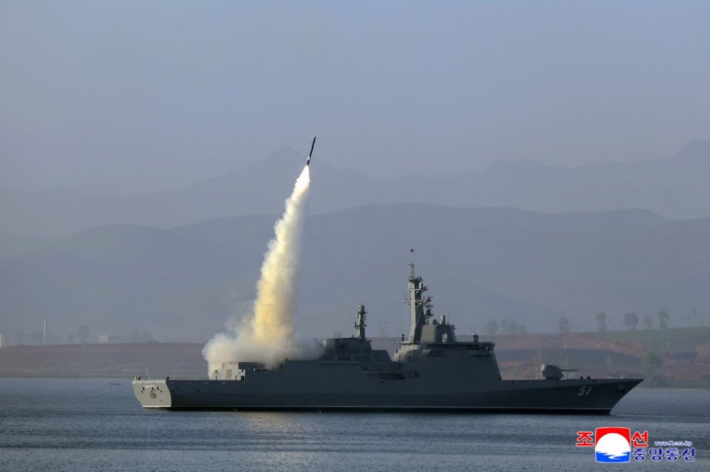 Pruebas de fuego real de los sistemas de misiles y artillería de un nuevo destructor polivalente norcoreano Choe Hyon de 5.000 toneladas, 30 de abril de 2025. (Fuente: KCNA) Pruebas de fuego real de los sistemas de misiles y artillería de un nuevo destructor polivalente norcoreano Choe Hyon de 5.000 toneladas, 30 de abril de 2025. (Fuente: KCNA)