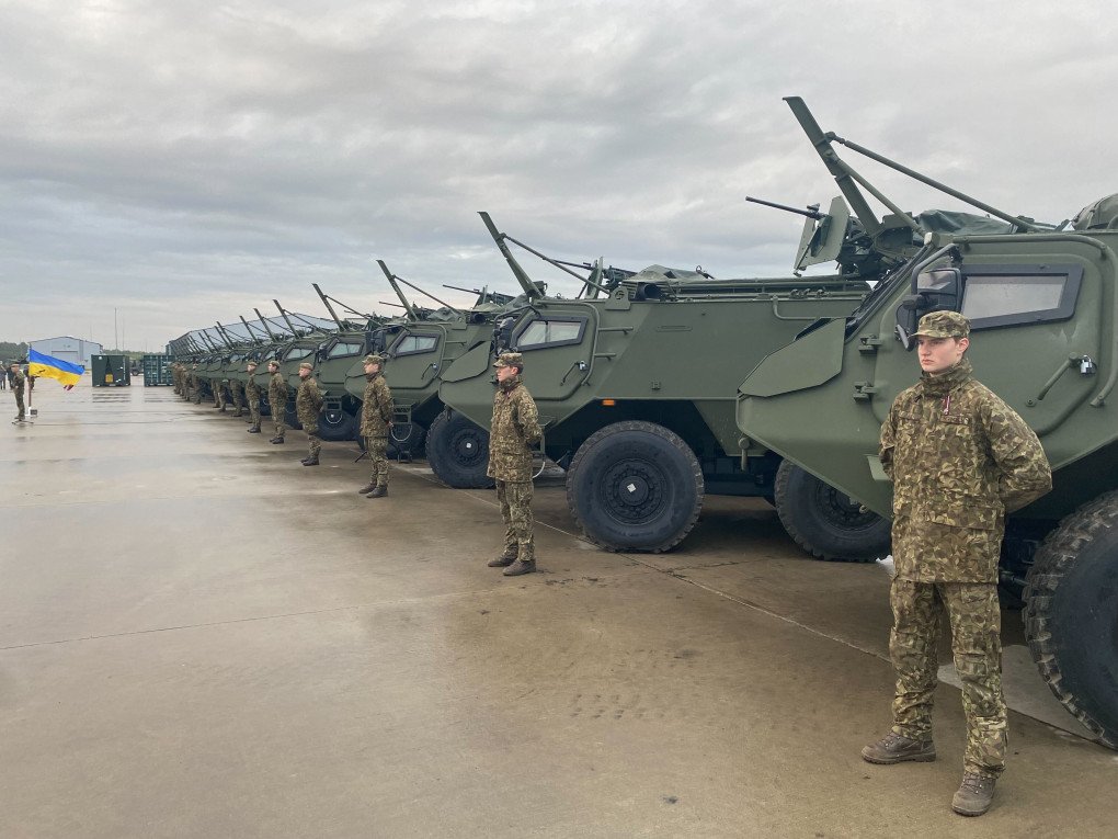 Soldados letones durante la entrega de 21 vehículos blindados de transporte Patria 6×6 a las fuerzas armadas ucranianas en la base militar letona de Adazi, el 6 de noviembre de 2025. (Fuente: Getty Images)