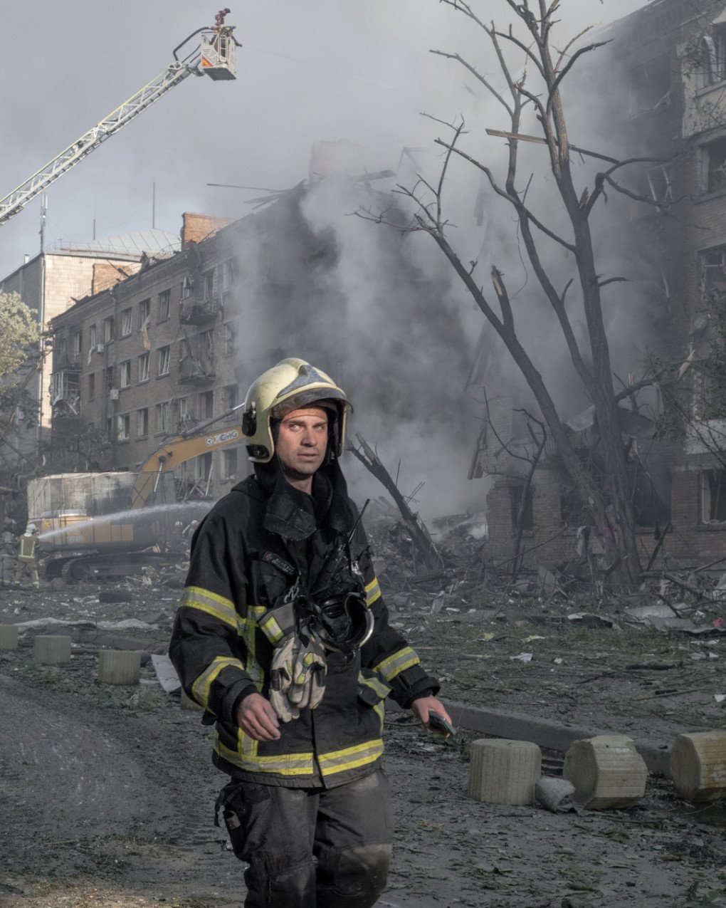 Un bombero avanza frente a un bloque residencial dañado en Kyiv, entre humo, escombros y restos de una oleada rusa que alcanzó zonas habitadas de la capital. (Foto: Nikita Lysovyi) Bombero camina frente a un edificio residencial dañado en Kyiv tras el ataque ruso con misiles y drones.