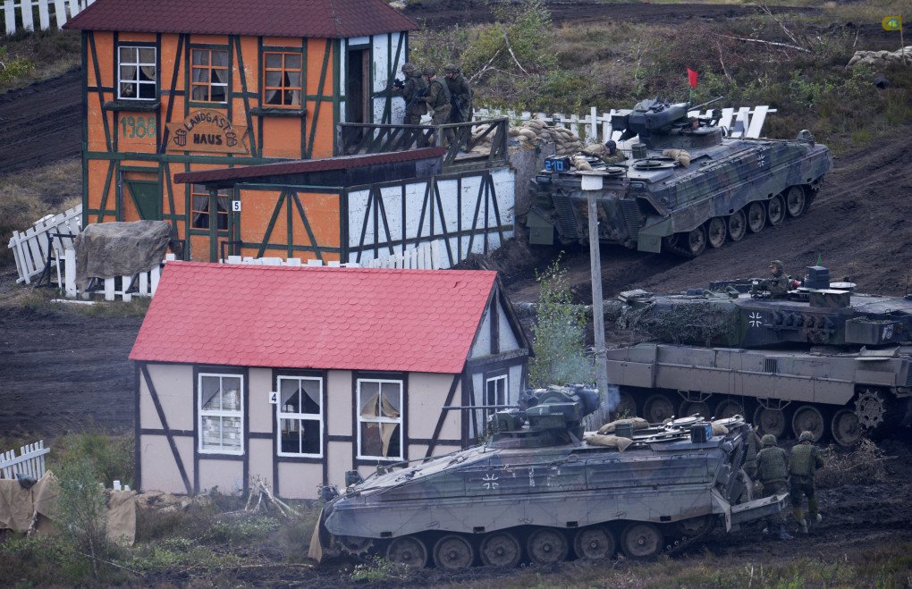 Dos vehículos de combate de infantería Marder 1A3 y un carro de combate Leopard 2A6, durante unas maniobras de la Bundeswehr el 19 de septiembre de 2013, en Munster, Alemania. (Fuente: Getty Images) Dos vehículos de combate de infantería Marder 1A3 y un carro de combate Leopard 2A6, durante unas maniobras de la Bundeswehr el 19 de septiembre de 2013, en Munster, Alemania. (Fuente: Getty Images)