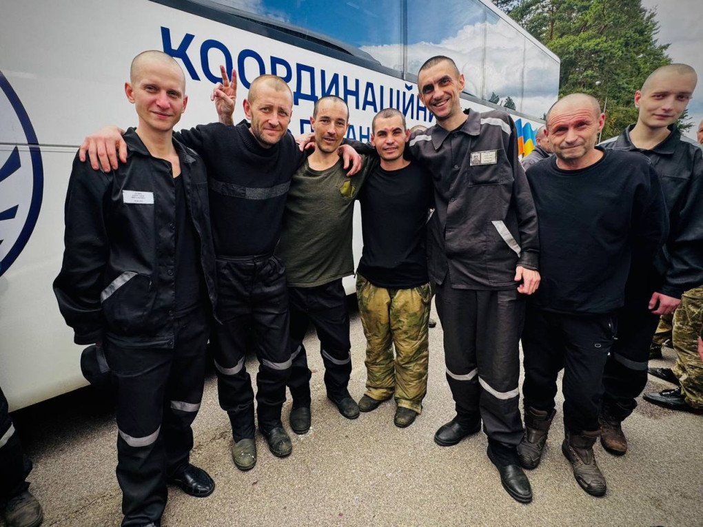 Group of released Ukrainian servicemen stand together following the prisoner exchange. (Source: Volodymyr Zelenskyy / Telegram)
