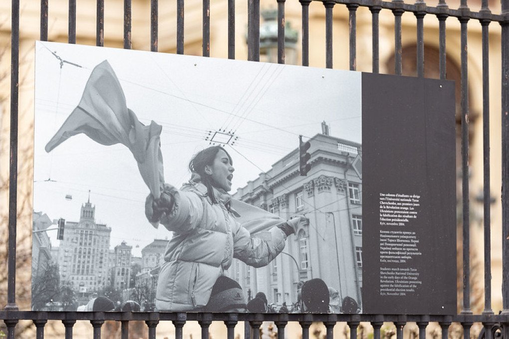 A photograph capturing a moment of protest and civic resistance in Kyiv, part of Glyadyelov’s visual chronicle of Ukraine’s struggle for independence. (Photo: French Institute)