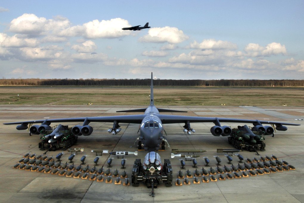 Boeing B-52H static display with weapons, Barksdale Air Force Base, 2006. A second B-52H can be seen in flight in the background. (Source: Wikimedia) Boeing B-52H static display with weapons, Barksdale Air Force Base, 2006. A second B-52H can be seen in flight in the background. (Source: Wikimedia)