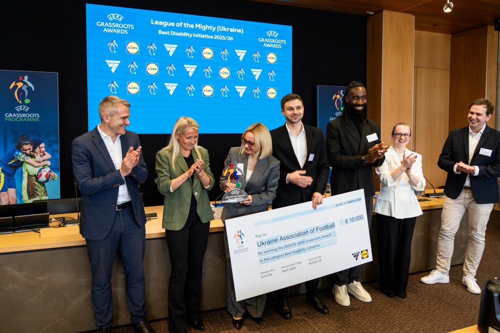 Olena Balbek, Director of Strategic Development and Sustainability at the Ukrainian Association of Football, accepts the UEFA Grassroots Gold Award for the "League of the Mighty" initiative. (Source: press office)