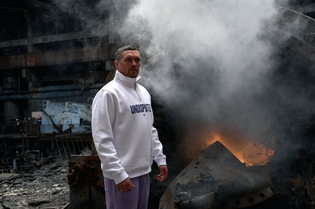 El campeón de peso pesado ucraniano Olexsandr Usyk visita una planta de energía devastada en Ucrania central para escuchar historias de supervivencia y resiliencia de los trabajadores de primera línea que mantienen las luces encendidas para Ucrania el 17 de marzo de 2025 en Ucrania. (Fuente: Libkos/Getty Images)