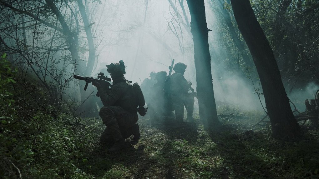 Operadores de las Fuerzas de Operaciones Especiales de Ucrania durante una misión de combate en 2026. La nueva reforma militar ucraniana incluye contratos específicos para puestos de combate, drones, artillería y guerra electrónica. (Fuente: GeneralStaffUA/X) Operadores de las Fuerzas de Operaciones Especiales de Ucrania durante una misión de combate en 2026.
