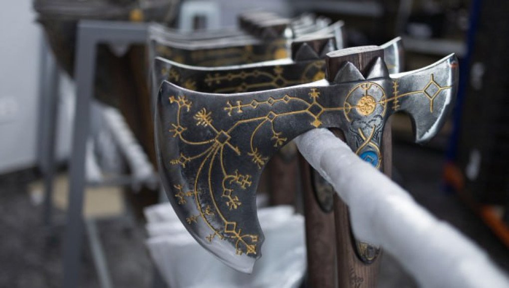 Varias hachas Leviatán forjadas del videojuego God of War: Ragnarök en un estante de producción en el taller ucraniano de Ancient Smithy. (Fuente: Ancient Smithy)