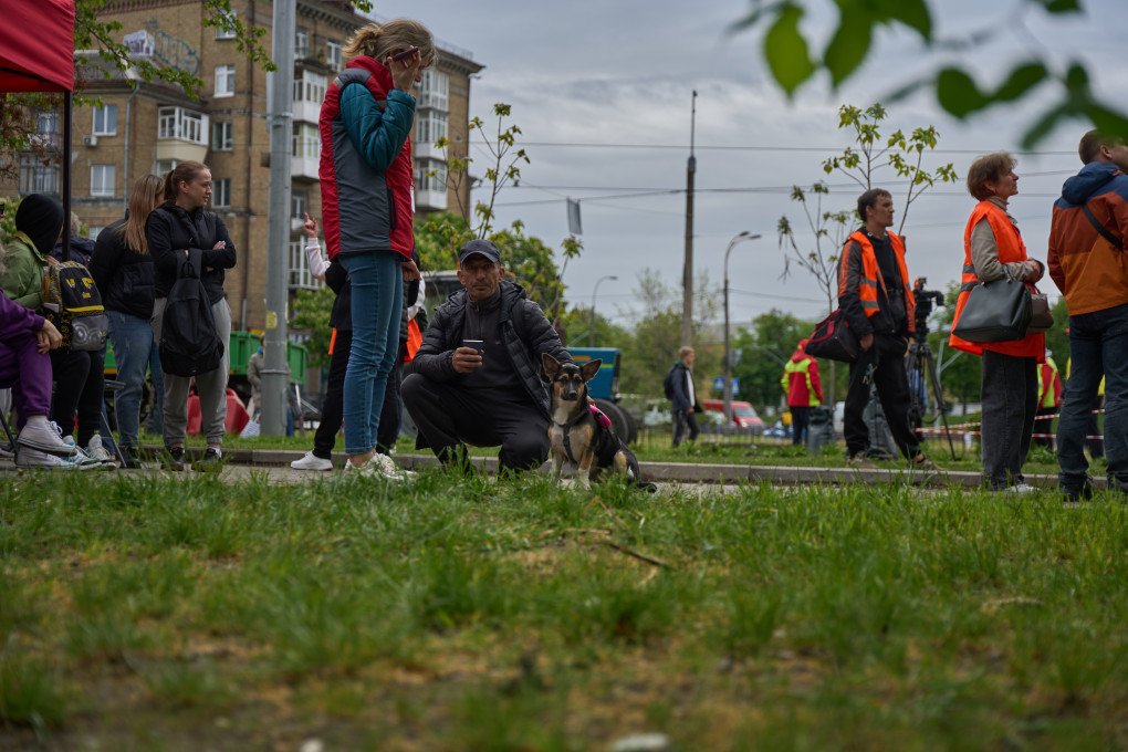 Residentes y trabajadores civiles se reúnen en medio de las secuelas del ataque ruso con misiles y drones contra Kyiv durante la mañana del 7 de mayo de 2025. 
