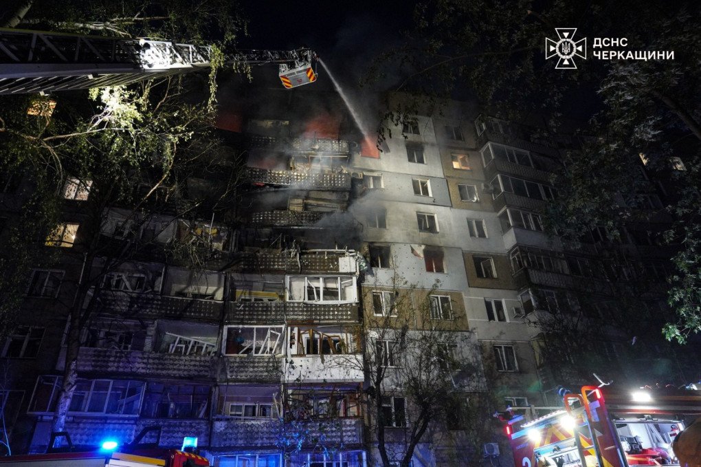 Bomberos apagan desde una escala los pisos calcinados de un edificio residencial en Cherkasy, alcanzado durante la ofensiva aérea rusa del 24 de mayo. (Foto: Servicios de Emergencia de Cherkasy) Bomberos apagan desde una escala un edificio residencial dañado en Cherkasy tras el ataque ruso con drones y misiles.