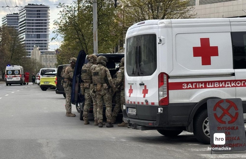 Ukrainian Security Service (SBU) special forces stand near a rapid response ambulance in Kyiv’s Holosiivskyi district as emergency medical teams treat victims of the deadly mass shooting. (Source: Hromadske)
