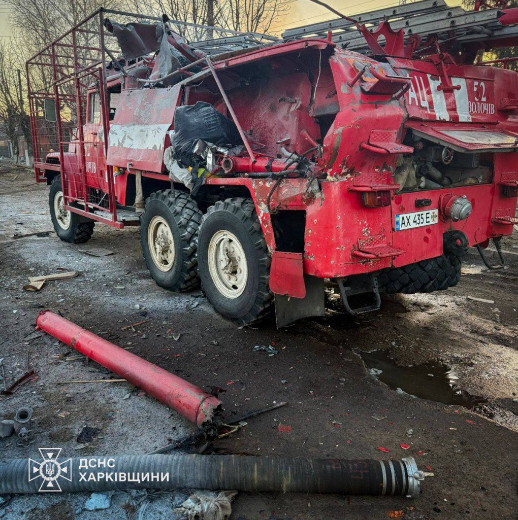 Camión de bomberos dañado tras un ataque ruso contra equipos de rescate durante las labores de emergencia en la región de Járkiv.