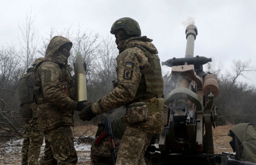 Ukrainian artillerymen fire an L119 howitzer towards Russian positions at a front line in the Lugansk region on January 16, 2023, amid the Russian invasion of Ukraine. (Source: Getty Images) Ukrainian artillerymen fire an L119 howitzer towards Russian positions at a front line in the Lugansk region on January 16, 2023, amid the Russian invasion of Ukraine. (Source: Getty Images)